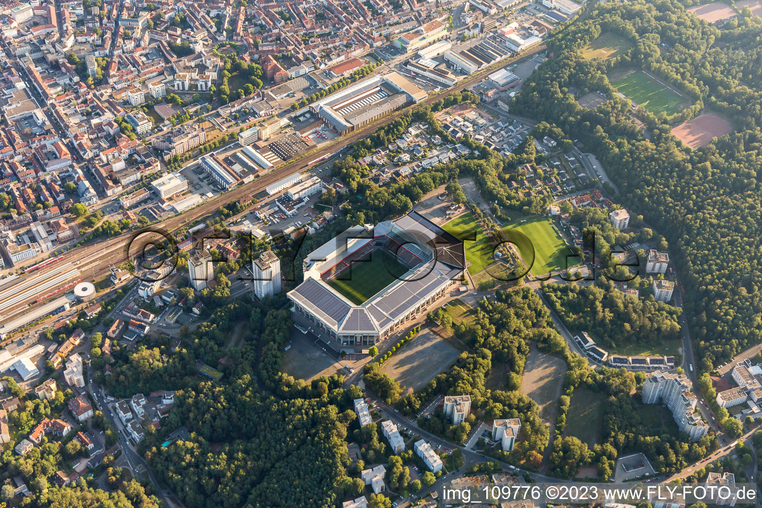 Luftaufnahme von Kaiserslautern, Fritz-Walter Stadion des FCK auf dem Betzenberg im Bundesland Rheinland-Pfalz, Deutschland