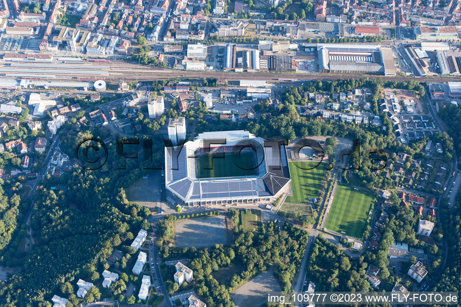 Schrägluftbild von Kaiserslautern, Fritz-Walter Stadion des FCK auf dem Betzenberg im Bundesland Rheinland-Pfalz, Deutschland
