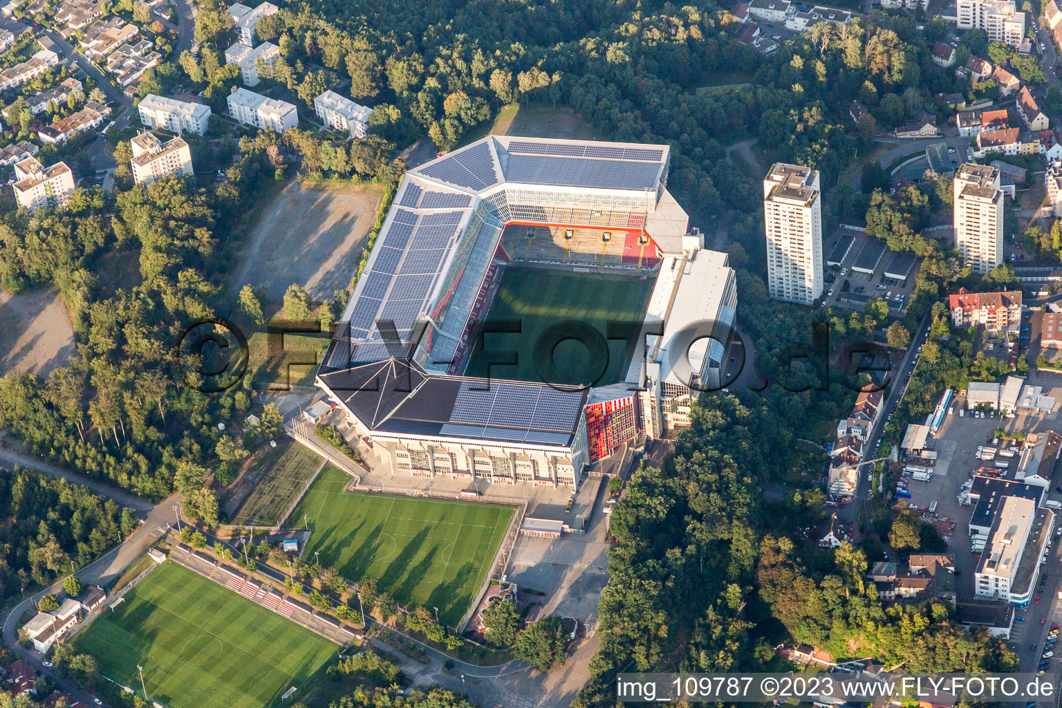 Kaiserslautern, Fritz-Walter Stadion des FCK auf dem Betzenberg im Bundesland Rheinland-Pfalz, Deutschland von oben
