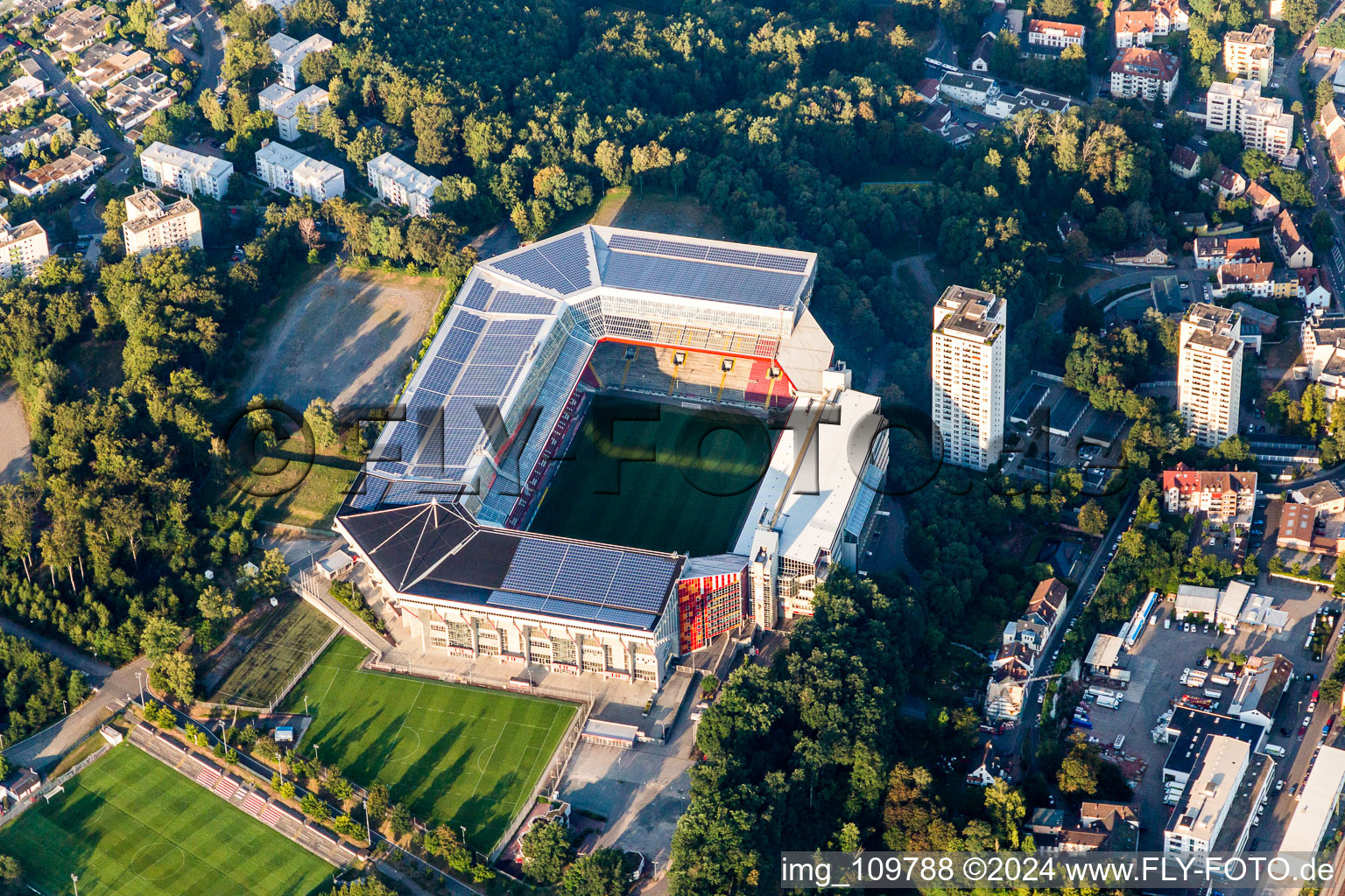 Kaiserslautern, Fritz-Walter Stadion des FCK auf dem Betzenberg im Bundesland Rheinland-Pfalz, Deutschland aus der Luft