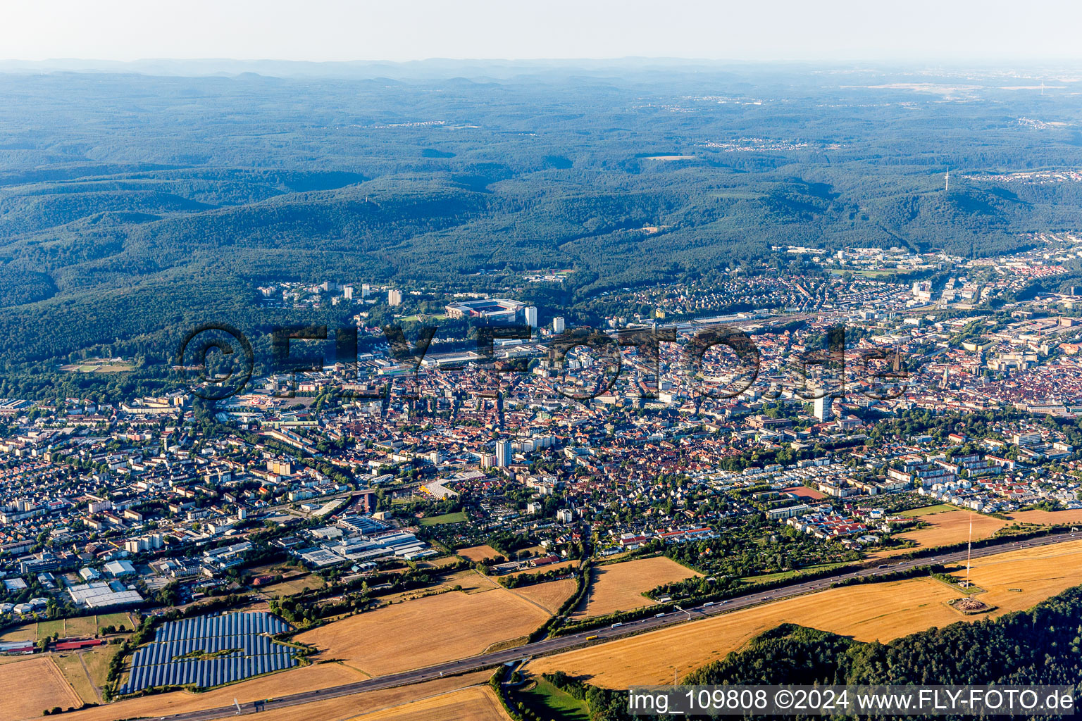 Schrägluftbild von Kaiserslautern im Bundesland Rheinland-Pfalz, Deutschland