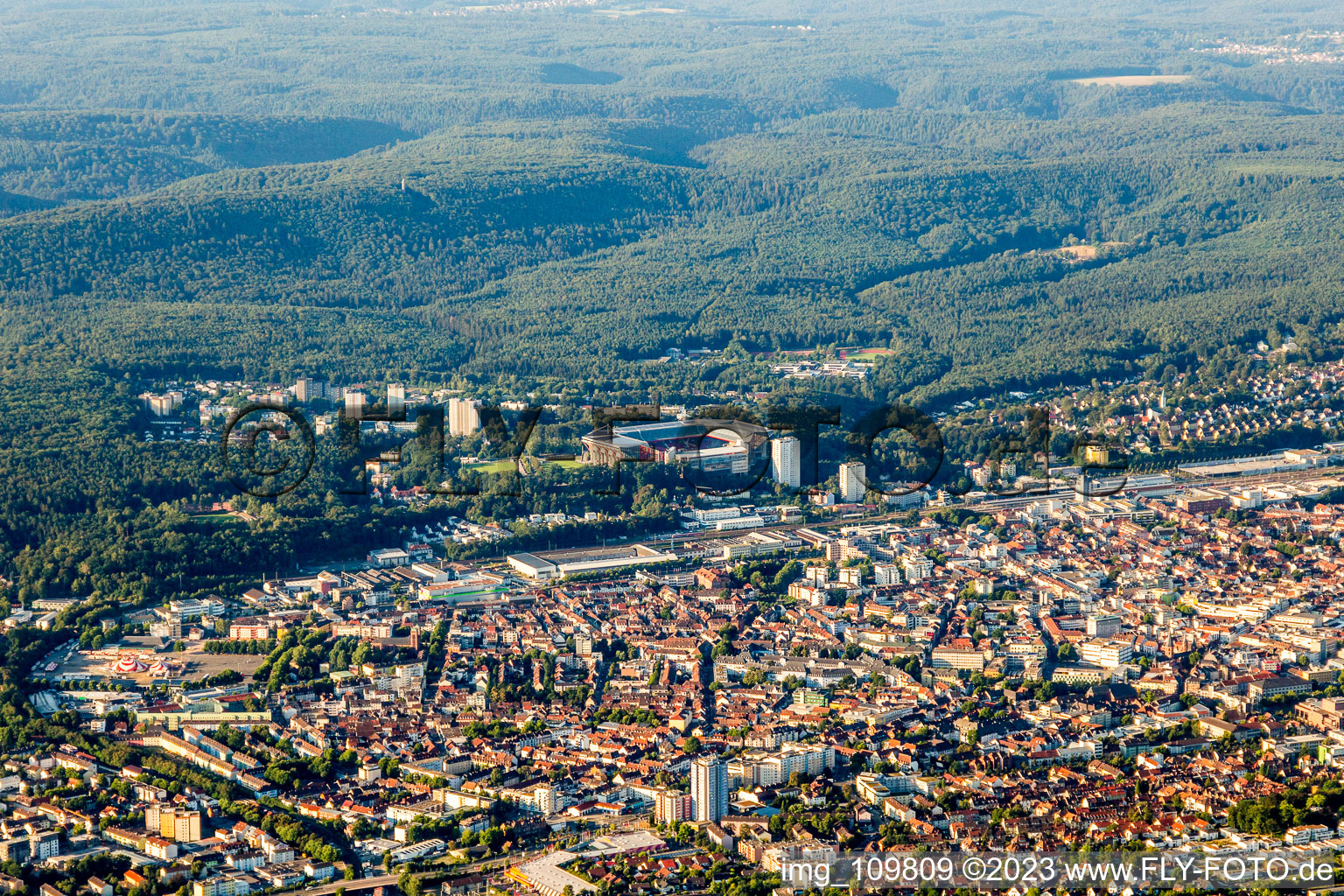 Luftaufnahme von Kaiserslautern, Fritz-Walter-Stadion im Bundesland Rheinland-Pfalz, Deutschland