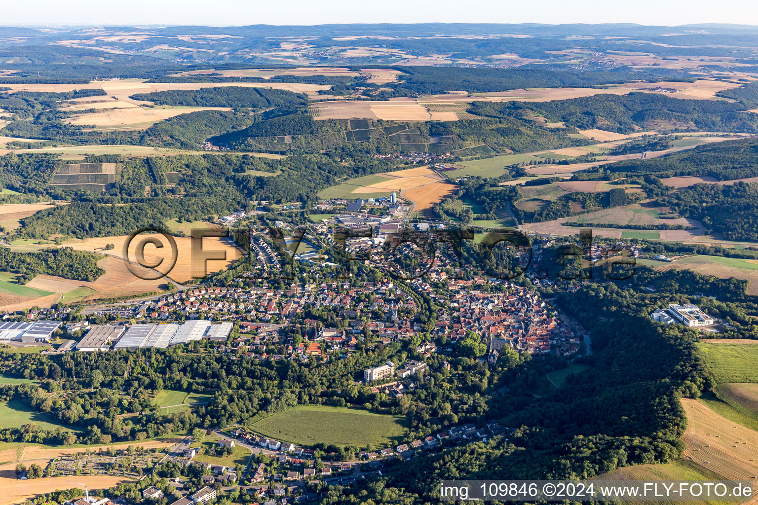 Ortsansicht der Straßen und Häuser der Wohngebiete in der von Hügeln umgebenen Tallandschaft der Glan in Meisenheim im Bundesland Rheinland-Pfalz, Deutschland