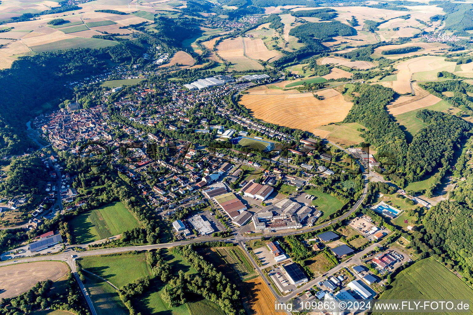 Luftbild von Ortsansicht der Straßen und Häuser der Wohngebiete in der von Hügeln umgebenen Tallandschaft der Glan in Meisenheim im Bundesland Rheinland-Pfalz, Deutschland