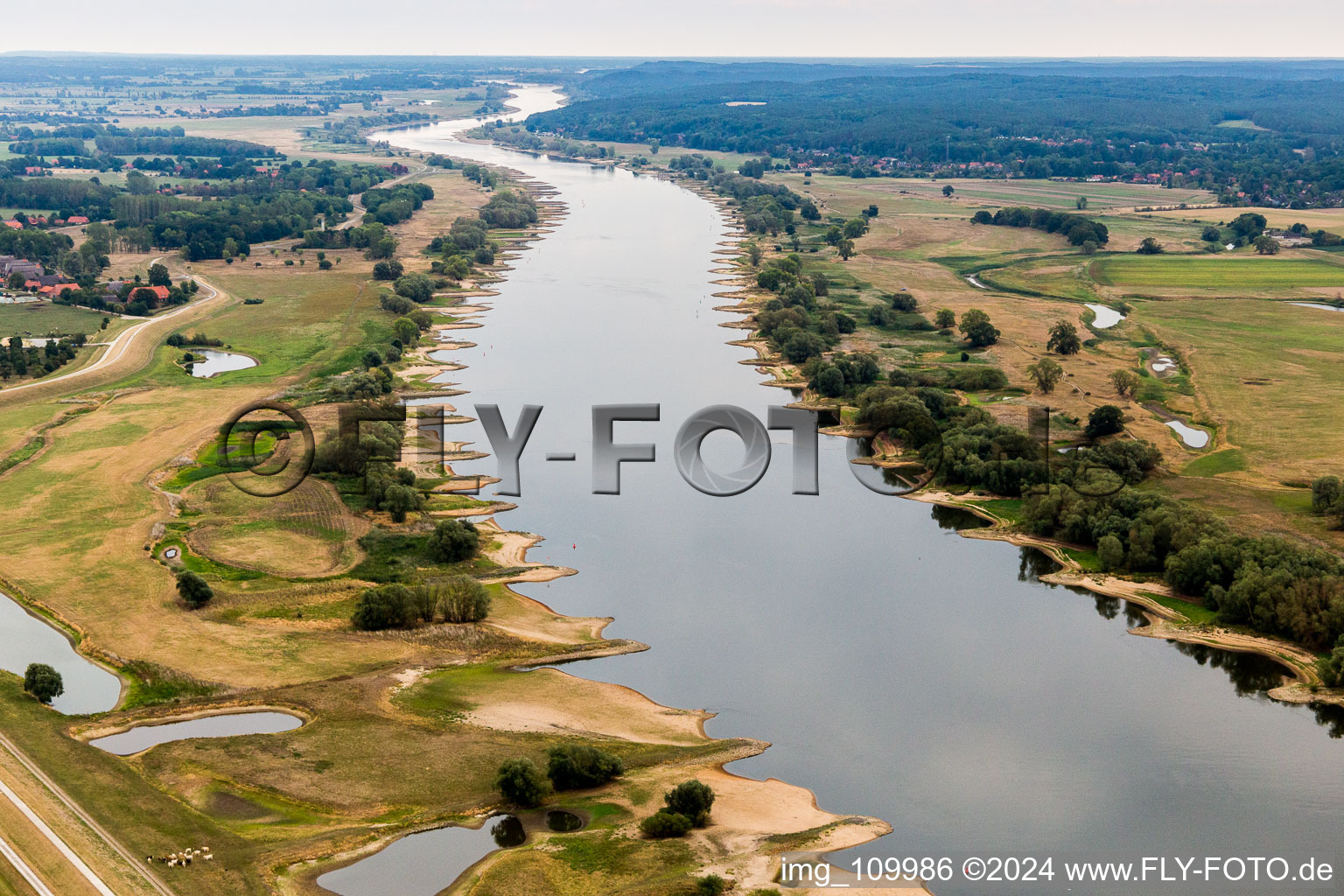 Uferbereiche mit durch Niedrig- Wasser- Pegel freigelegten Flußbett der Elbe in Neu Darchau im Bundesland Niedersachsen, Deutschland