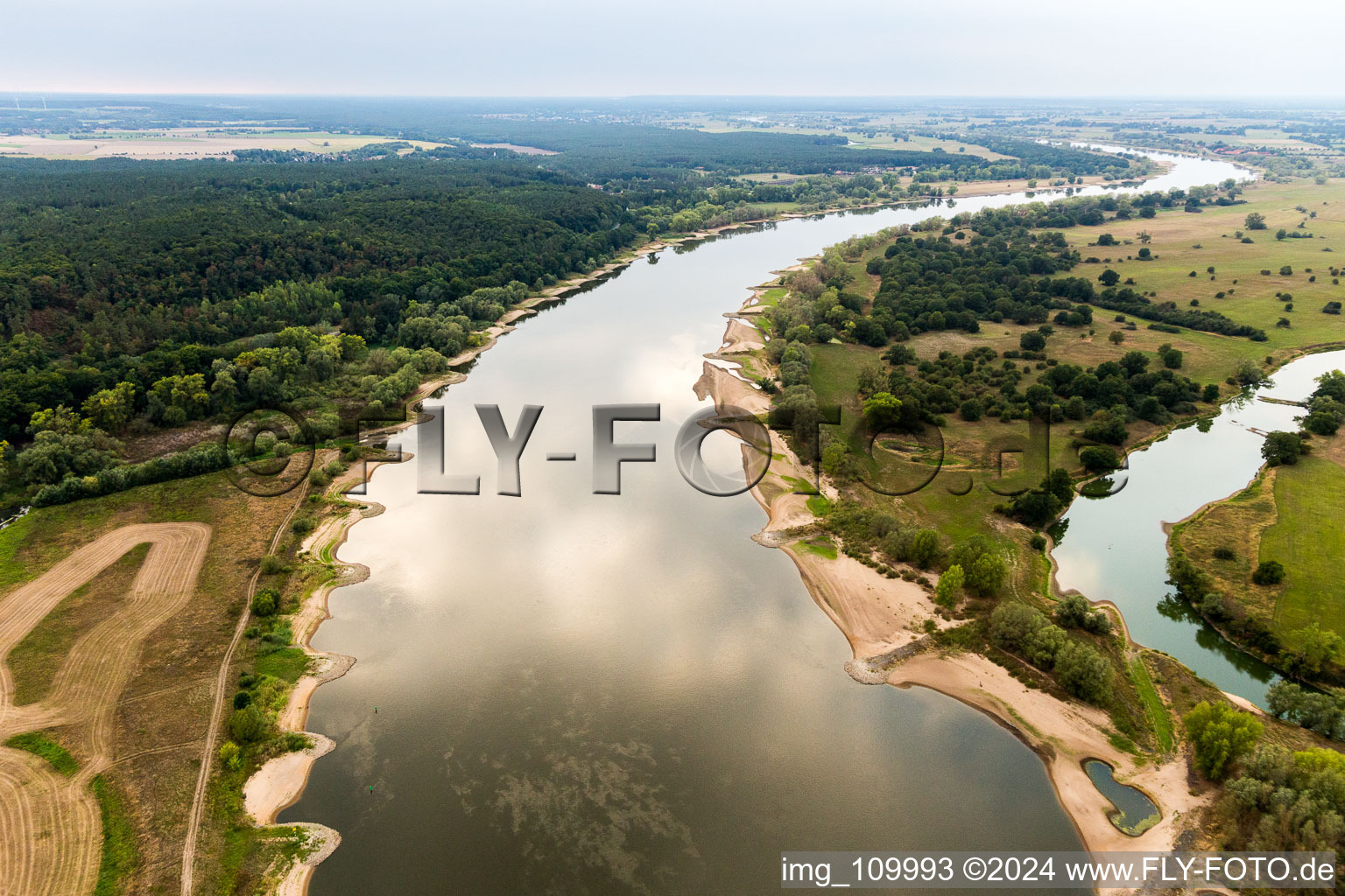 Luftbild von Uferbereiche mit durch Niedrig- Wasser- Pegel freigelegten Flußbett der Elbe in Neu Darchau im Bundesland Niedersachsen, Deutschland