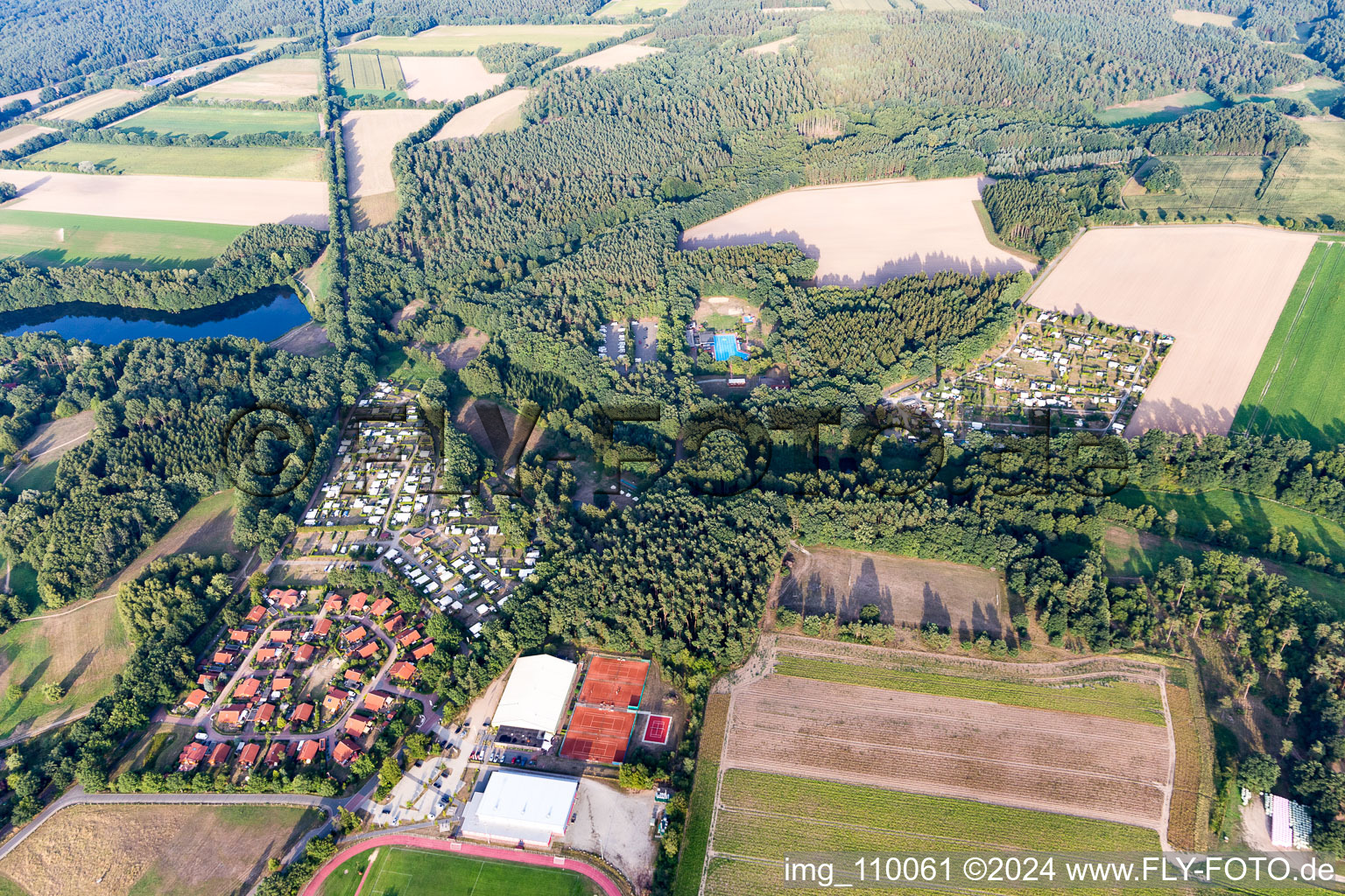 Luftbild von Ortsansicht der Straßen und Häuser der Wohngebiete in Amelinghausen im Bundesland Niedersachsen, Deutschland