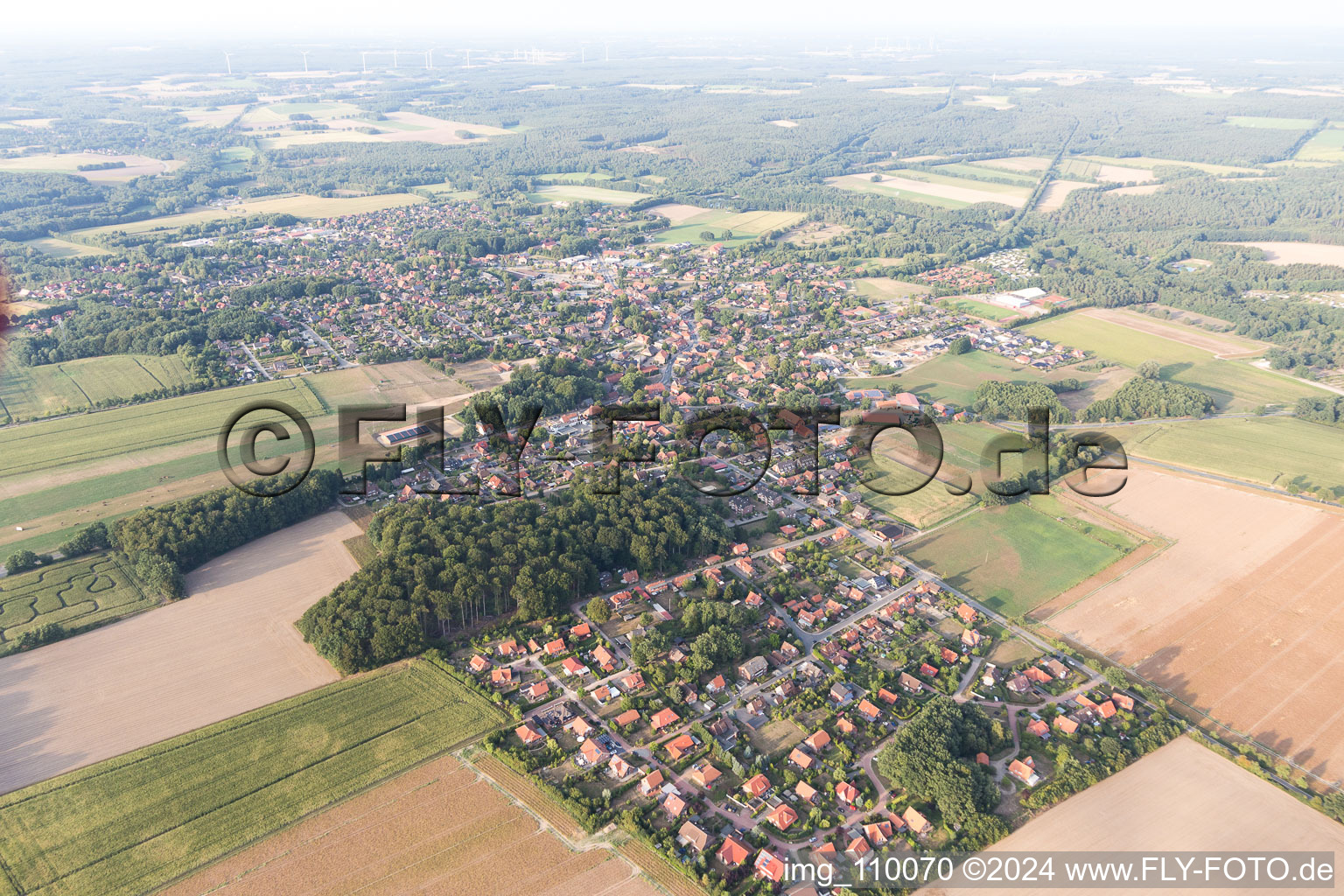 Luftaufnahme von Ortsansicht der Straßen und Häuser der Wohngebiete in Amelinghausen im Bundesland Niedersachsen, Deutschland