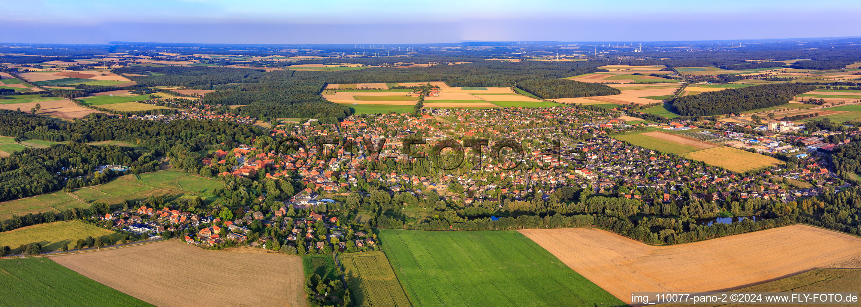 Panorama Perspektive Ortsansicht der Straßen und Häuser der Wohngebiet im Ortsteil Altenebstorf in Ebstorf im Bundesland Niedersachsen, Deutschland