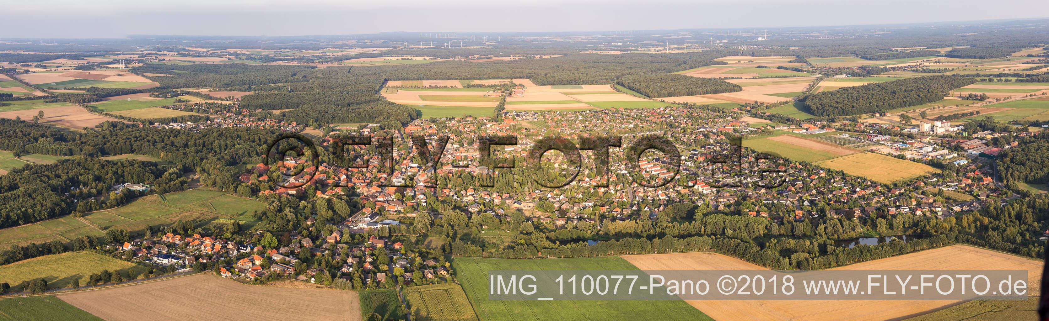 Panorama Perspektive Ortsansicht der Straßen und Häuser der Wohngebiete in Ebstorf im Bundesland Niedersachsen, Deutschland