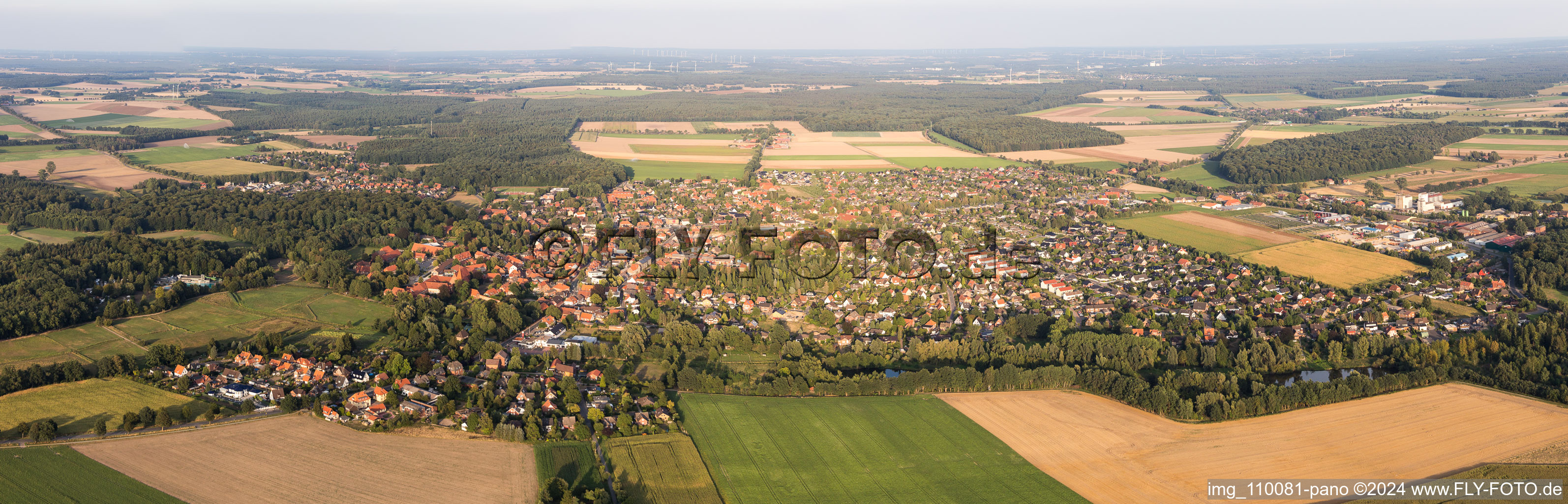 Luftbild von Panorama Perspektive Ortsansicht der Straßen und Häuser der Wohngebiete in Ebstorf im Bundesland Niedersachsen, Deutschland