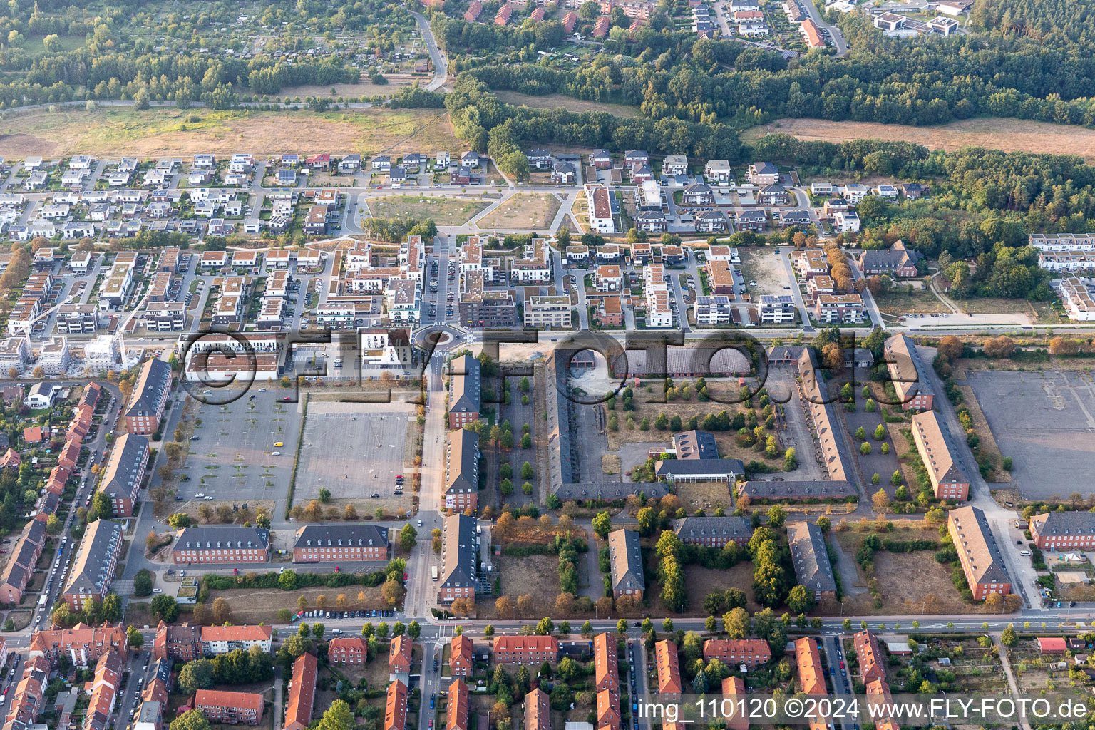 Luftbild von Gebäudekomplex der ehemaligen Militär- Kaserne zwischen Wismarer und Lübecker Straße in Lüneburg im Bundesland Niedersachsen, Deutschland