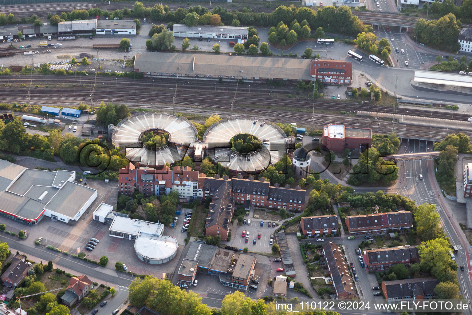 Rundes, doppeltes Parkdeck auf dem Gebäude des Parkhauses Parkhaus am Bahnhof in Lüneburg im Bundesland Niedersachsen, Deutschland