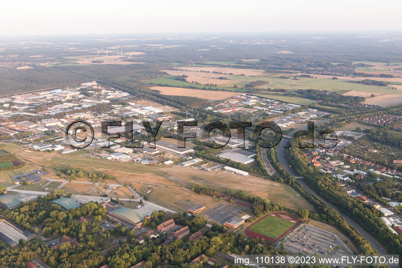 Schrägluftbild von Lüneburg, Flugplatz im Bundesland Niedersachsen, Deutschland