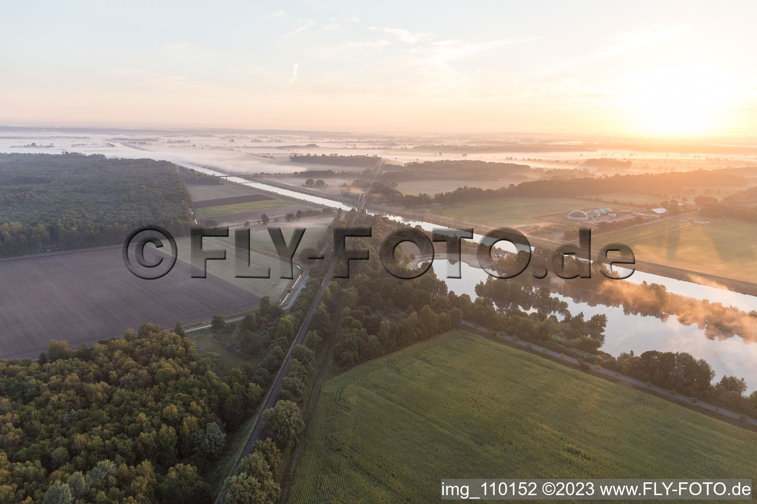 Luftaufnahme von Scharnebeck, Eisenbahngeleise über den Elb-Seiten-Kanal im Bundesland Niedersachsen, Deutschland