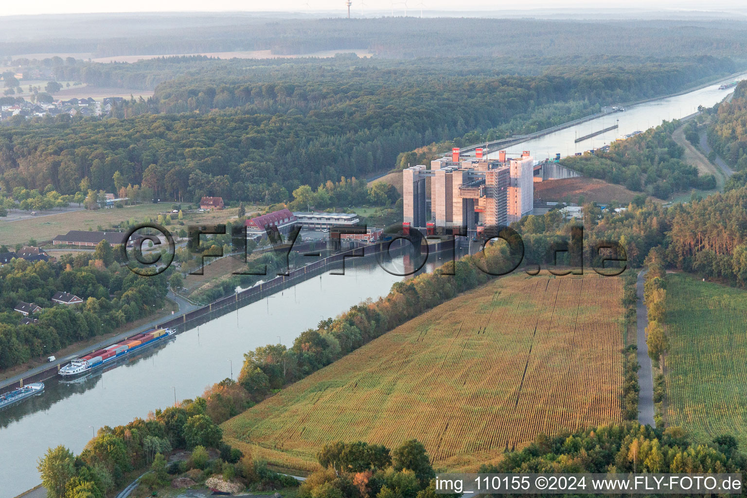 Luftbild von Schiffshebewerk und Schleusenanlagen am Ufer der Wasserstraße des Elbeseitenkanals in Scharnebeck im Bundesland Niedersachsen, Deutschland