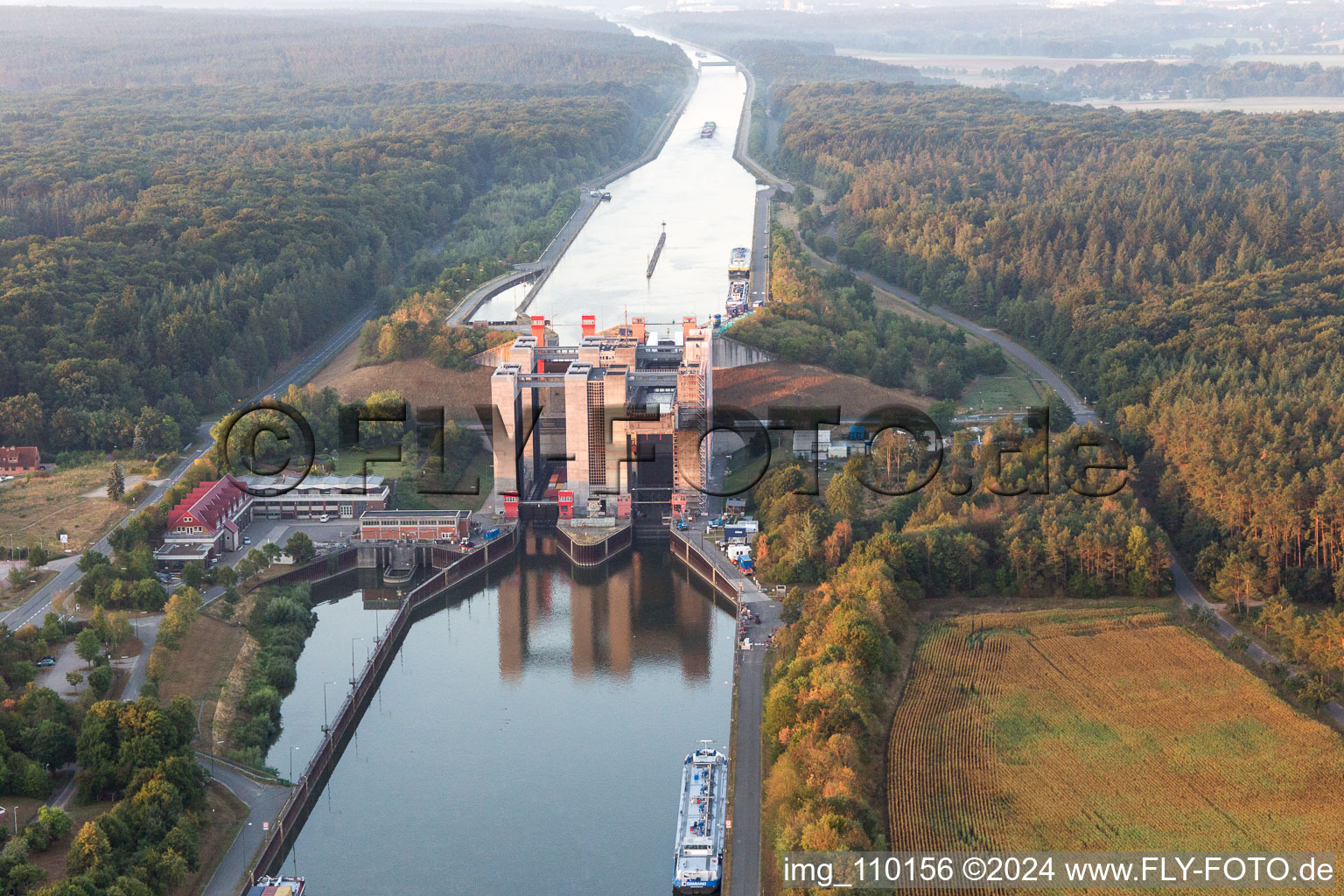 Luftaufnahme von Schiffshebewerk und Schleusenanlagen am Ufer der Wasserstraße des Elbeseitenkanals in Scharnebeck im Bundesland Niedersachsen, Deutschland