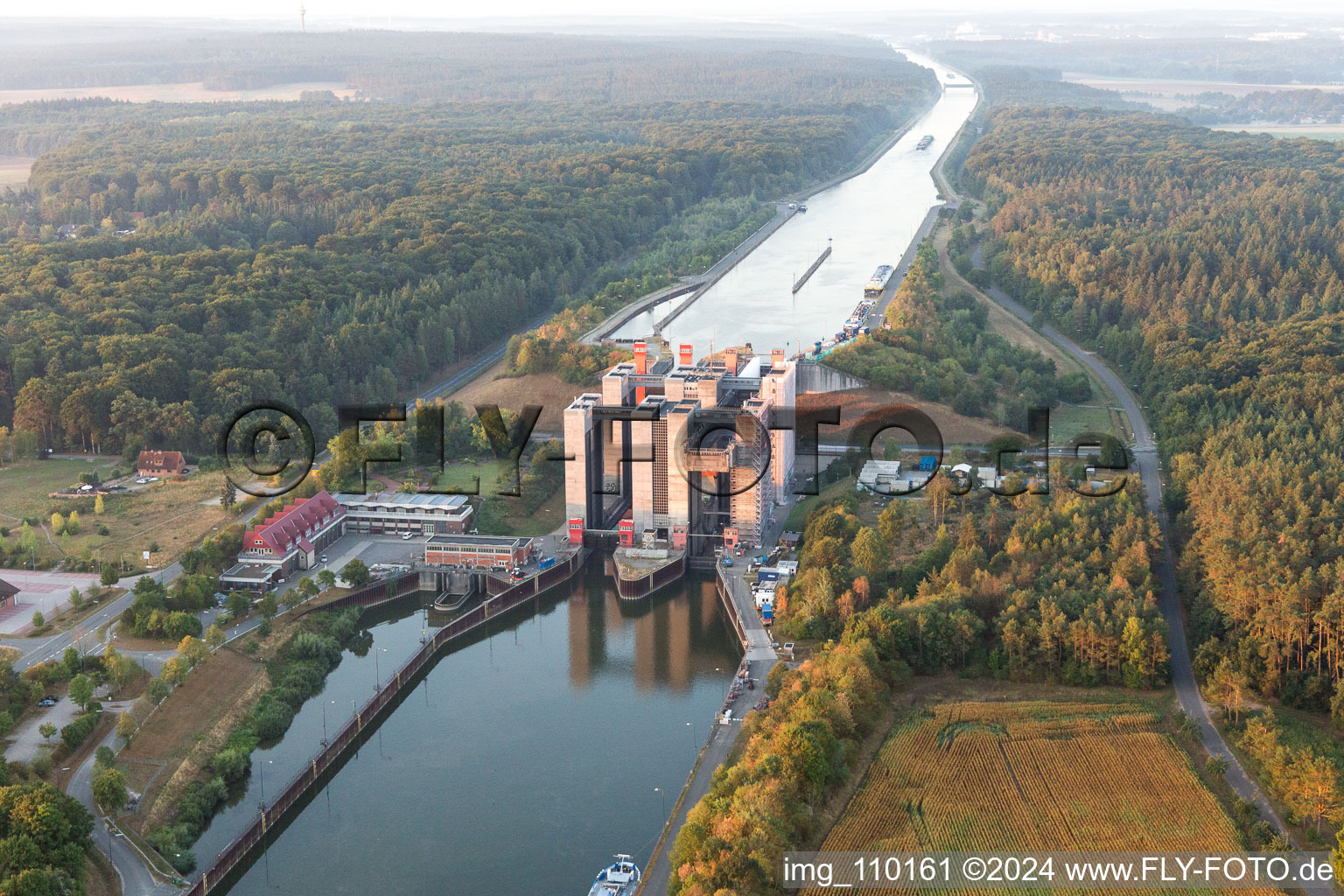 Schiffshebewerk und Schleusenanlagen am Ufer der Wasserstraße des Elbeseitenkanals in Scharnebeck im Bundesland Niedersachsen, Deutschland aus der Luft
