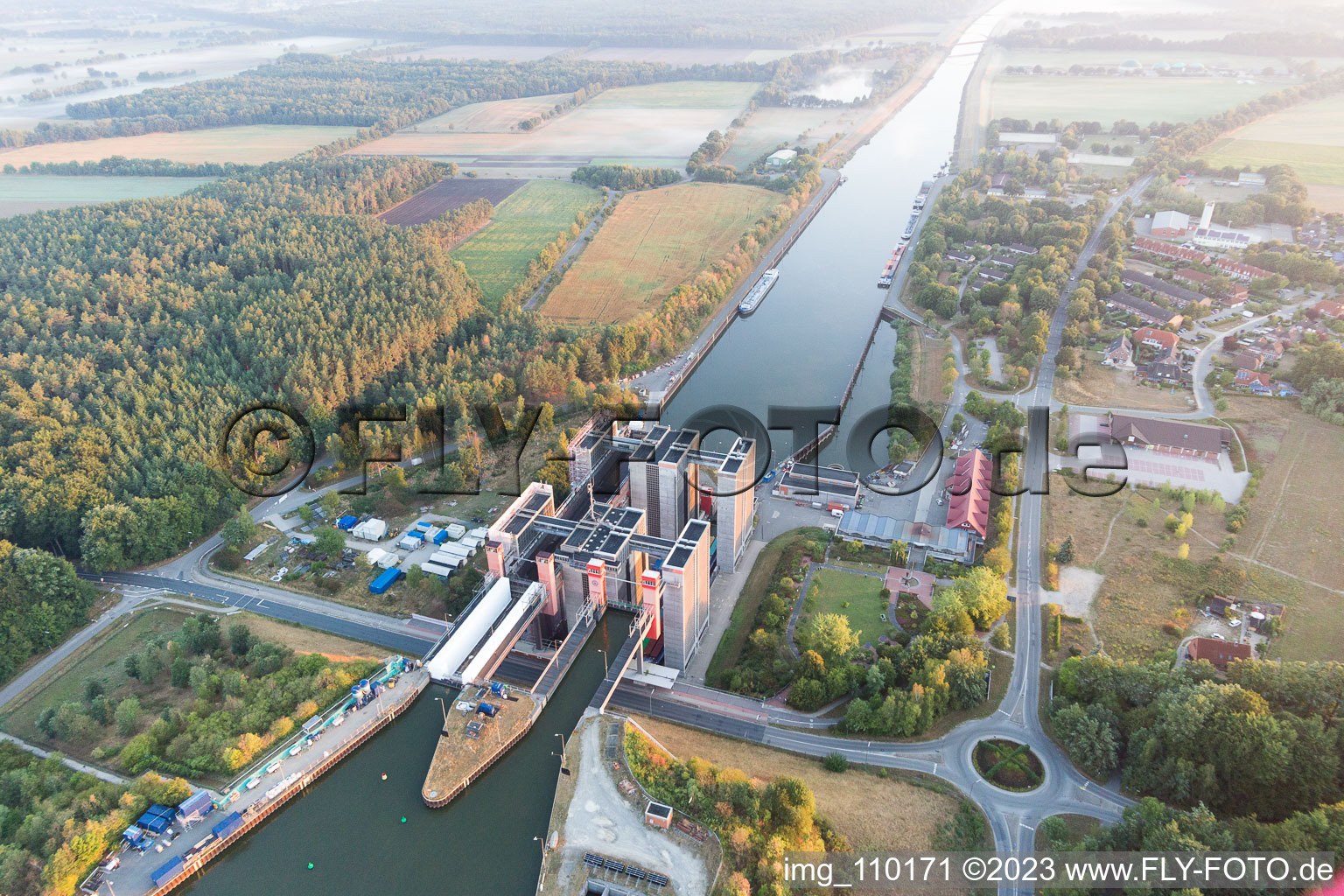 Drohnenbild von Schiffshebewerk und Schleusenanlagen am Ufer der Wasserstraße des Elbeseitenkanals in Scharnebeck im Bundesland Niedersachsen, Deutschland