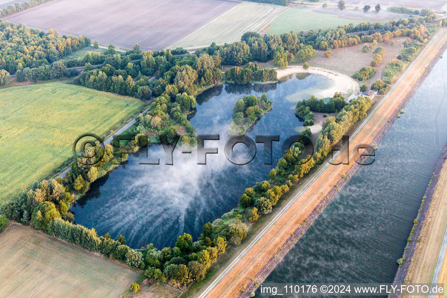 Luftbild von Inselsee im Morgendunst am Elbe-Seitenkanal bei Scharnebeck im Bundesland Niedersachsen, Deutschland