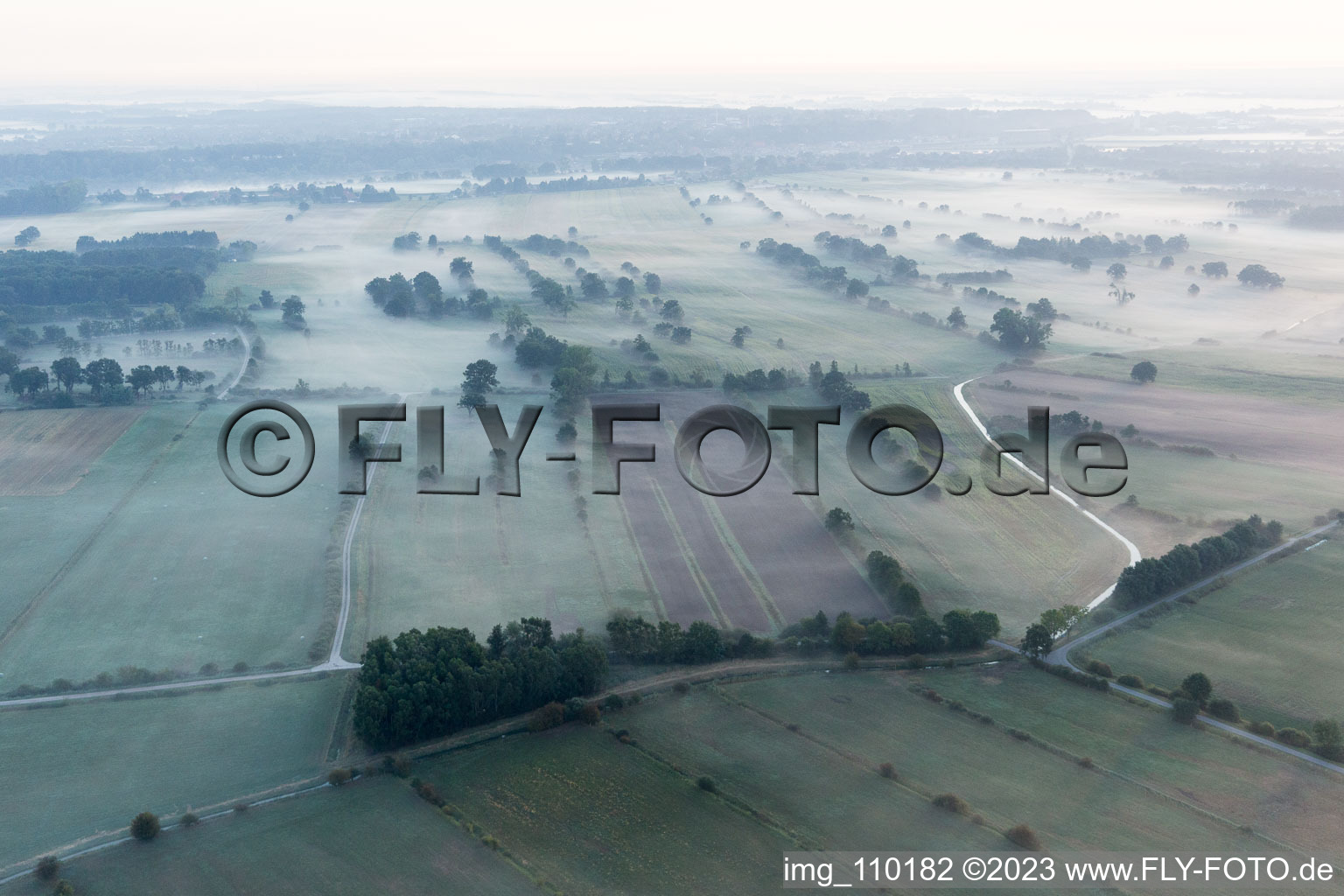 Luftbild von Morgennebel über der Elbtalaue bei Boizenburg in Echem im Bundesland Niedersachsen, Deutschland