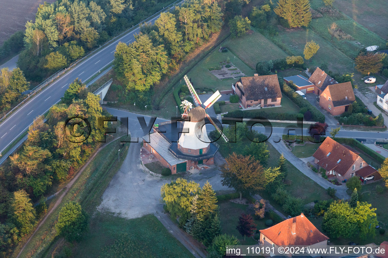 Historische Windmühle am Gehöft eines Bauernhofes am Rand von bestellten Feldern in Artlenburg im Bundesland Niedersachsen, Deutschland