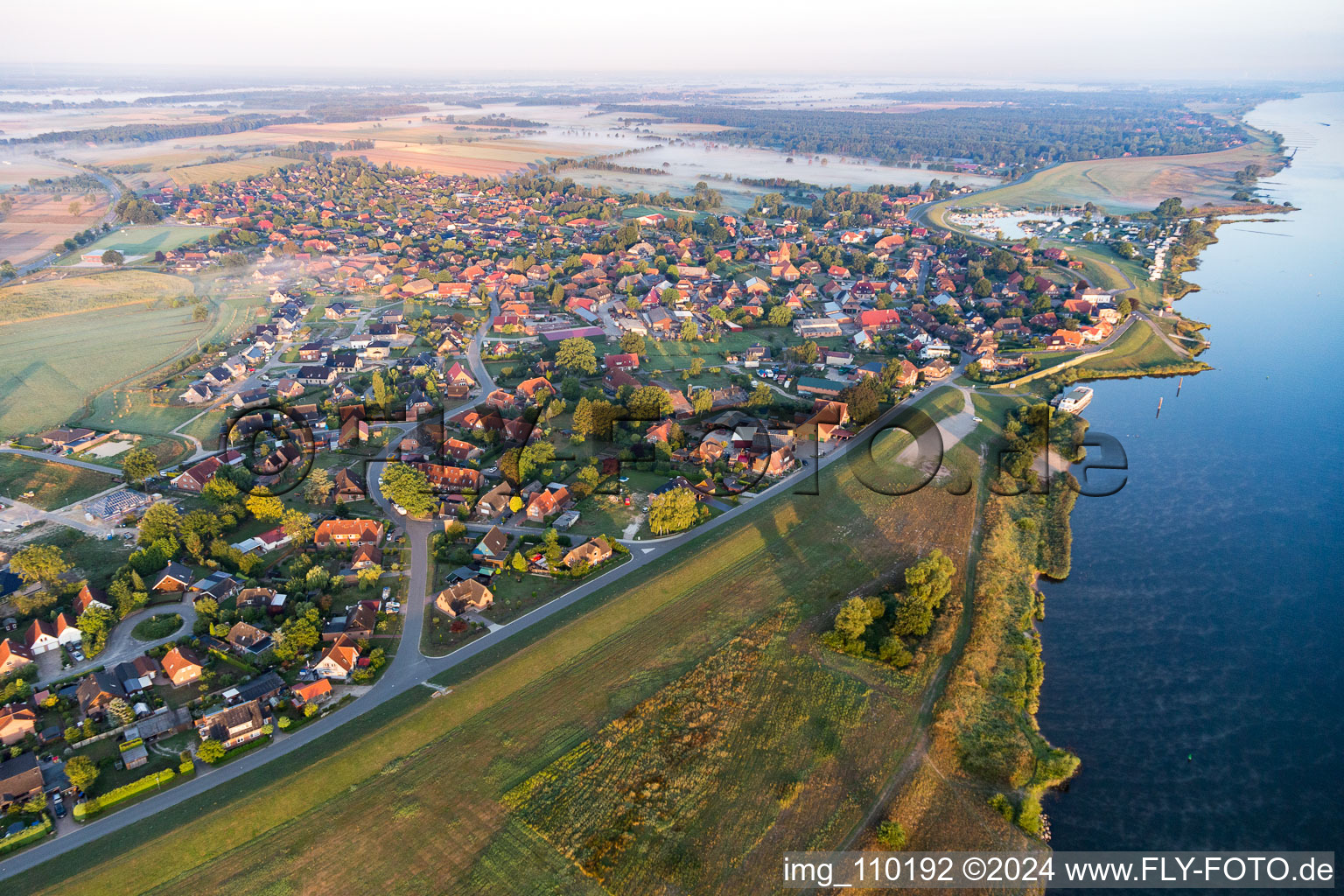 Dorfkern an den Fluß- Uferbereichen der Elbe in Artlenburg im Bundesland Niedersachsen, Deutschland
