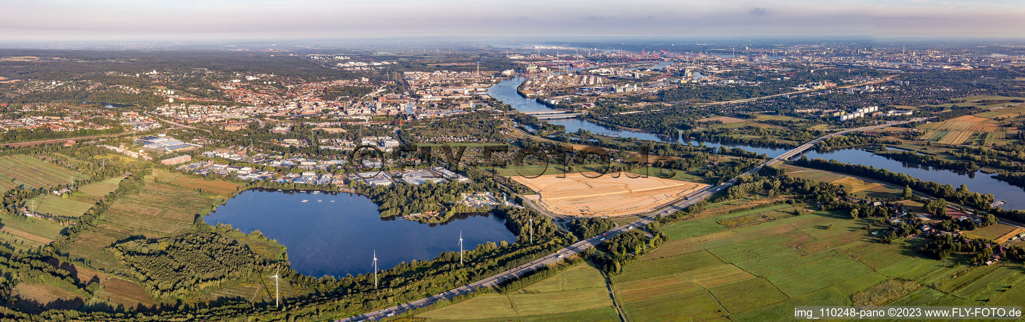 Panorama an den Fluss- Uferbereichen der Süderelbe im Ortsteil Harburg in Hamburg, Deutschland