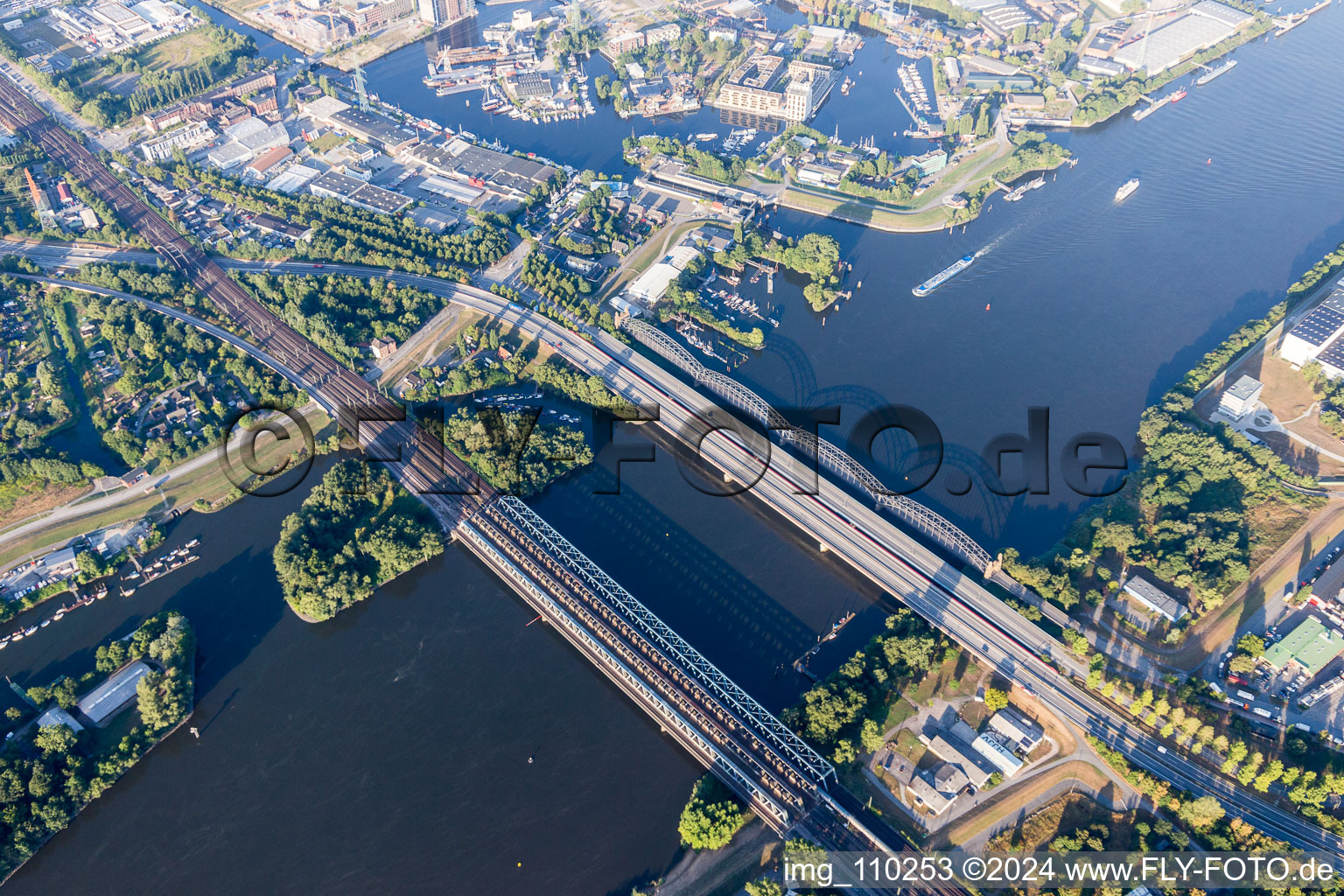 Flußbrückenbauwerke: Alte Harburger Elbbrücke, Brücke des 17. Juni, Autobahnbrücke der A253 und Bahnbrücke über die Süderelbe in Hamburg, Deutschland