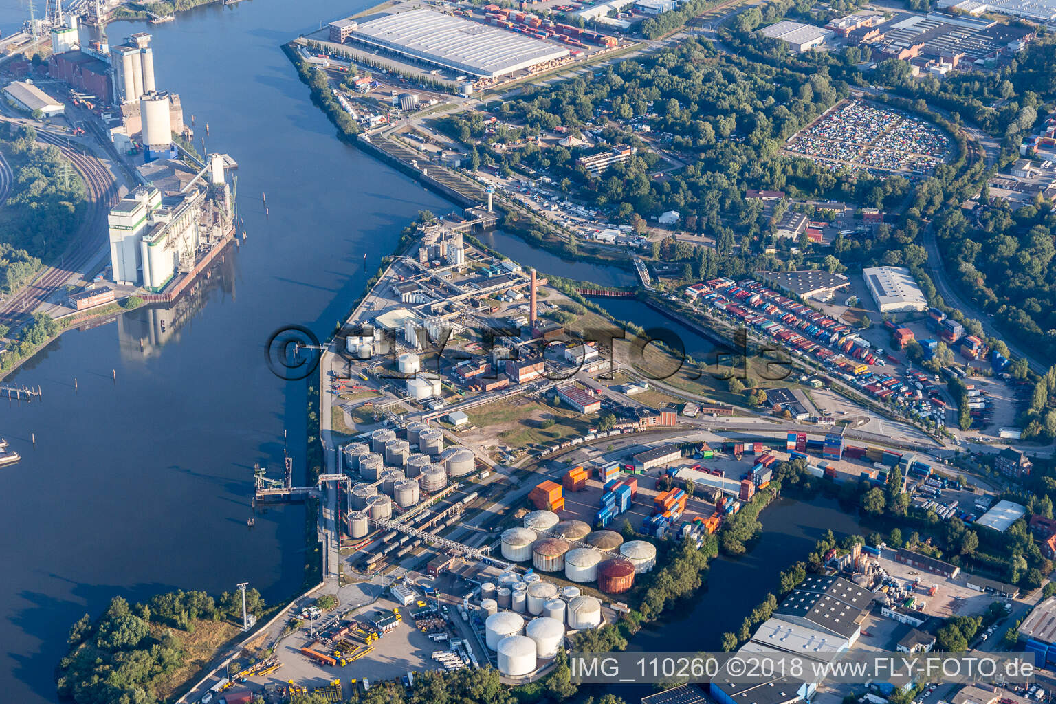 Hochtanklager der UNITAINER Trading GmbH am Schluisgrove-Hafen in Hamburg, Deutschland
