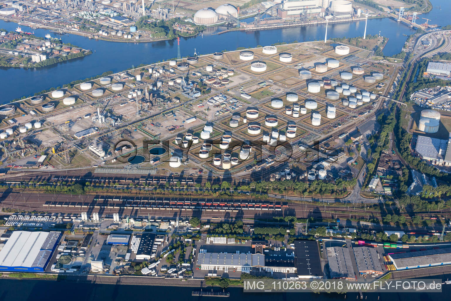 Mineralöl - Hochtanklager des Shell Technology Centre Hamburg an der Süderelbe hinter dem Logistikzentrum von DB Schenker in Hamburg, Deutschland