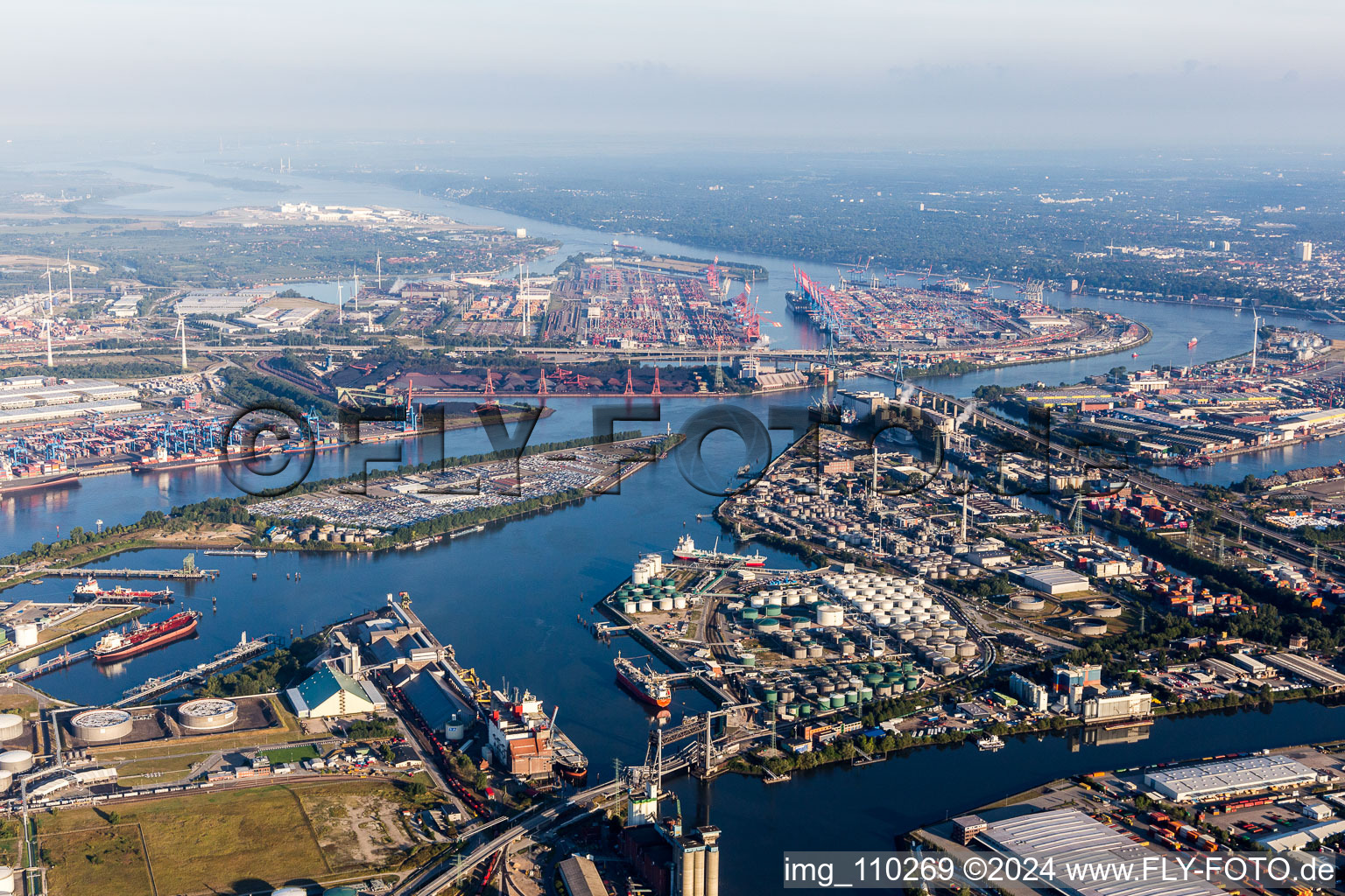 Containerhafen des Waltershofer Hafen hinter der Insel des BLG AutoTerminal Hamburg GmbH & Co. KG in Hamburg, Deutschland