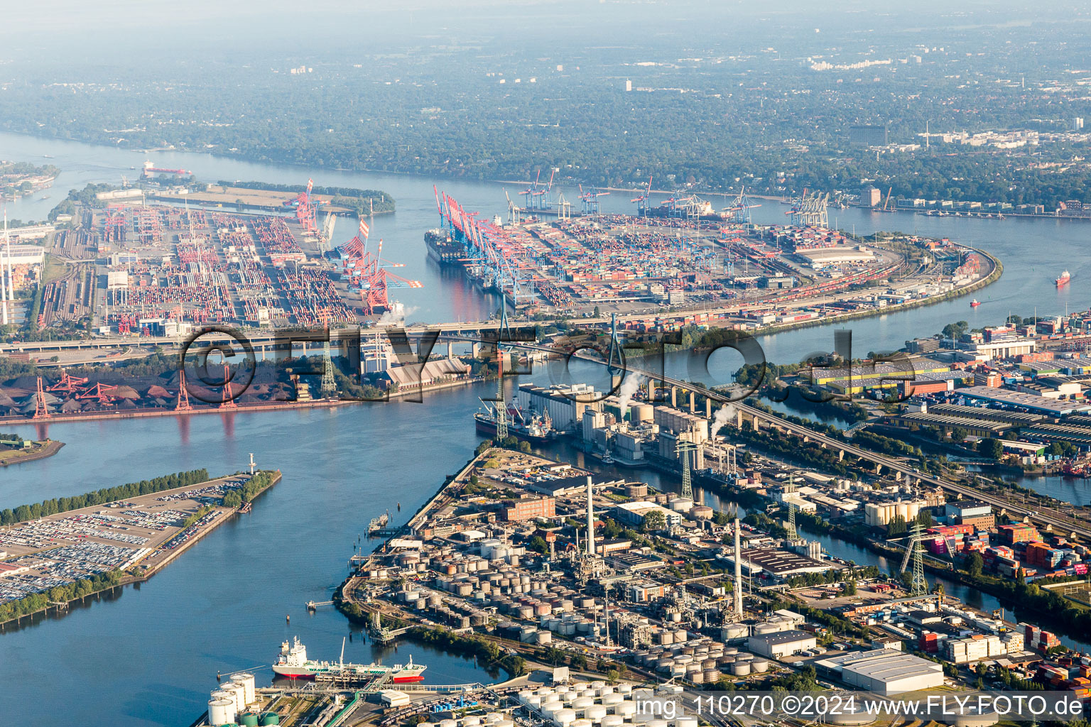 Containerhafen des Waltershofer Hafen hinter dem Geländer der H&R Ölwerke Schindler GmbH in Hamburg im Ortsteil Wilhelmsburg, Deutschland