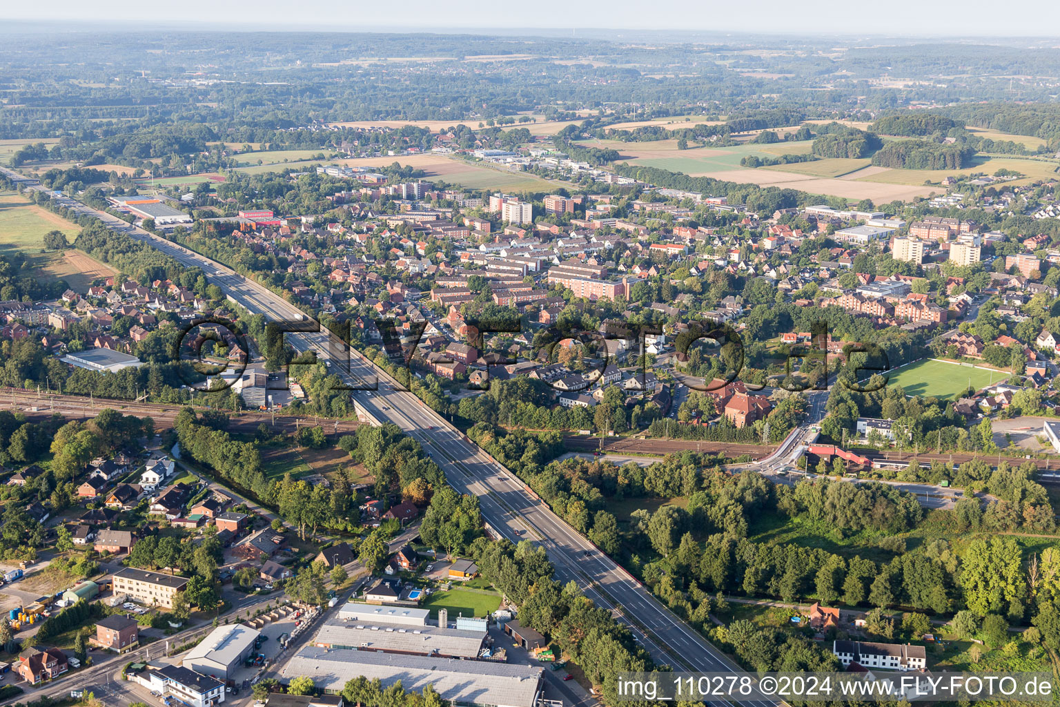 Streckenführung und Fahrspuren im Verlauf der Autobahn- Brücke der BAB A1 über die Eisenbahn in Seevetal im Bundesland Niedersachsen, Deutschland
