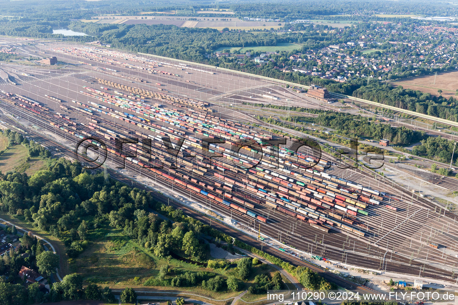 Schrägluftbild von Schienen- und Gleisstrecken auf den Abstellgleisen und Rangierstrecken des Rangierbahnhofes und Güterbahnhofes Maschen der Deutschen Bahn im Ortsteil Maschen in Seevetal im Bundesland Niedersachsen, Deutschland