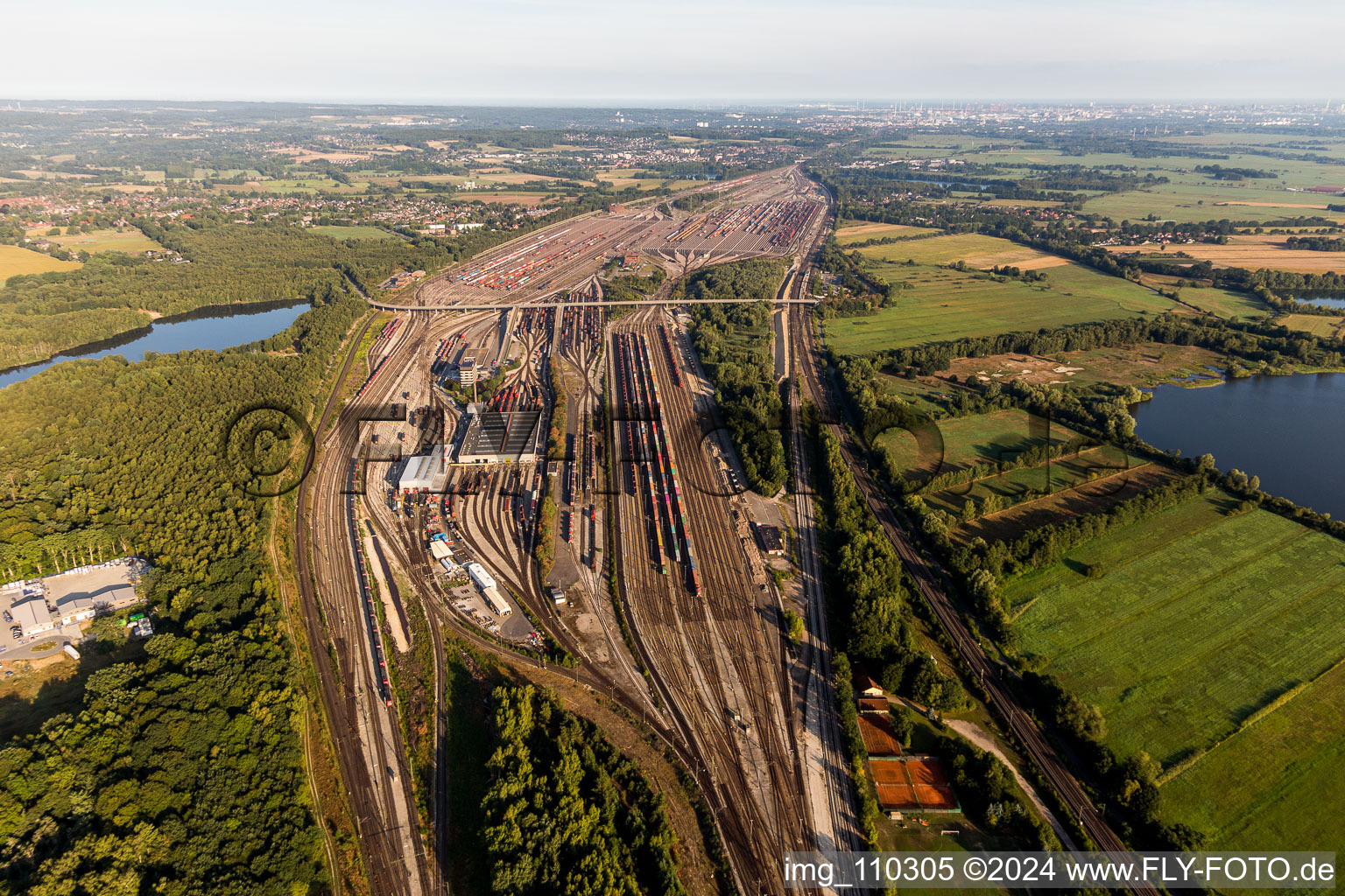 Schienen- und Gleisstrecken auf den Abstellgleisen und Rangierstrecken des Rangierbahnhofes und Güterbahnhofes Maschen der Deutschen Bahn im Ortsteil Maschen in Seevetal im Bundesland Niedersachsen, Deutschland von einer Drohne aus