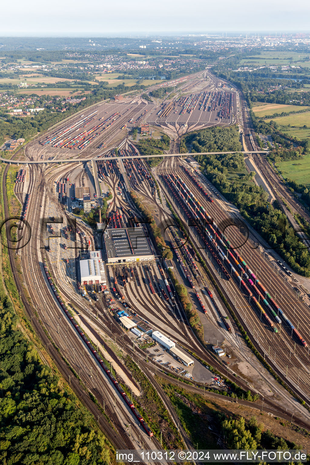 Luftbild von Schienen- und Gleisstrecken auf den Abstellgleisen und Rangierstrecken des Rangierbahnhofes und Güterbahnhofes Maschen der Deutschen Bahn im Ortsteil Maschen in Seevetal im Bundesland Niedersachsen, Deutschland