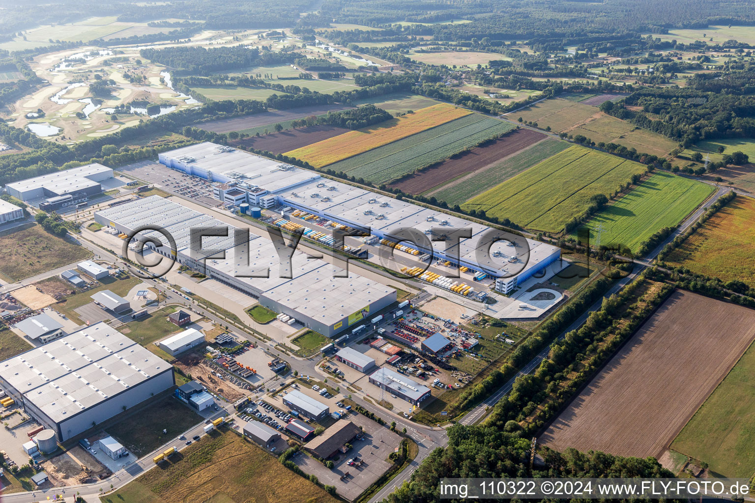 Gebäudekomplex und Gelände des Logistikzentrums Amazon Logistik Winsen GmbH - HAM2 in Winsen (Luhe) im Bundesland Niedersachsen, Deutschland