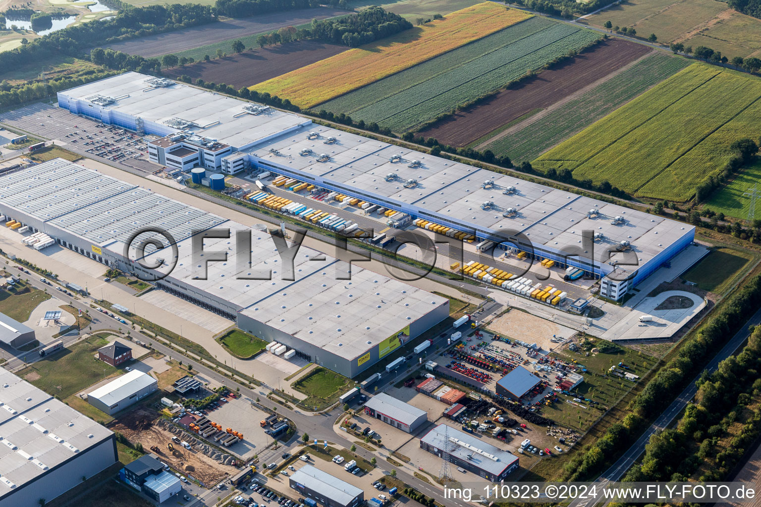 Luftbild von Gebäudekomplex und Gelände des Logistikzentrums Amazon Logistik Winsen GmbH - HAM2 in Winsen (Luhe) im Bundesland Niedersachsen, Deutschland