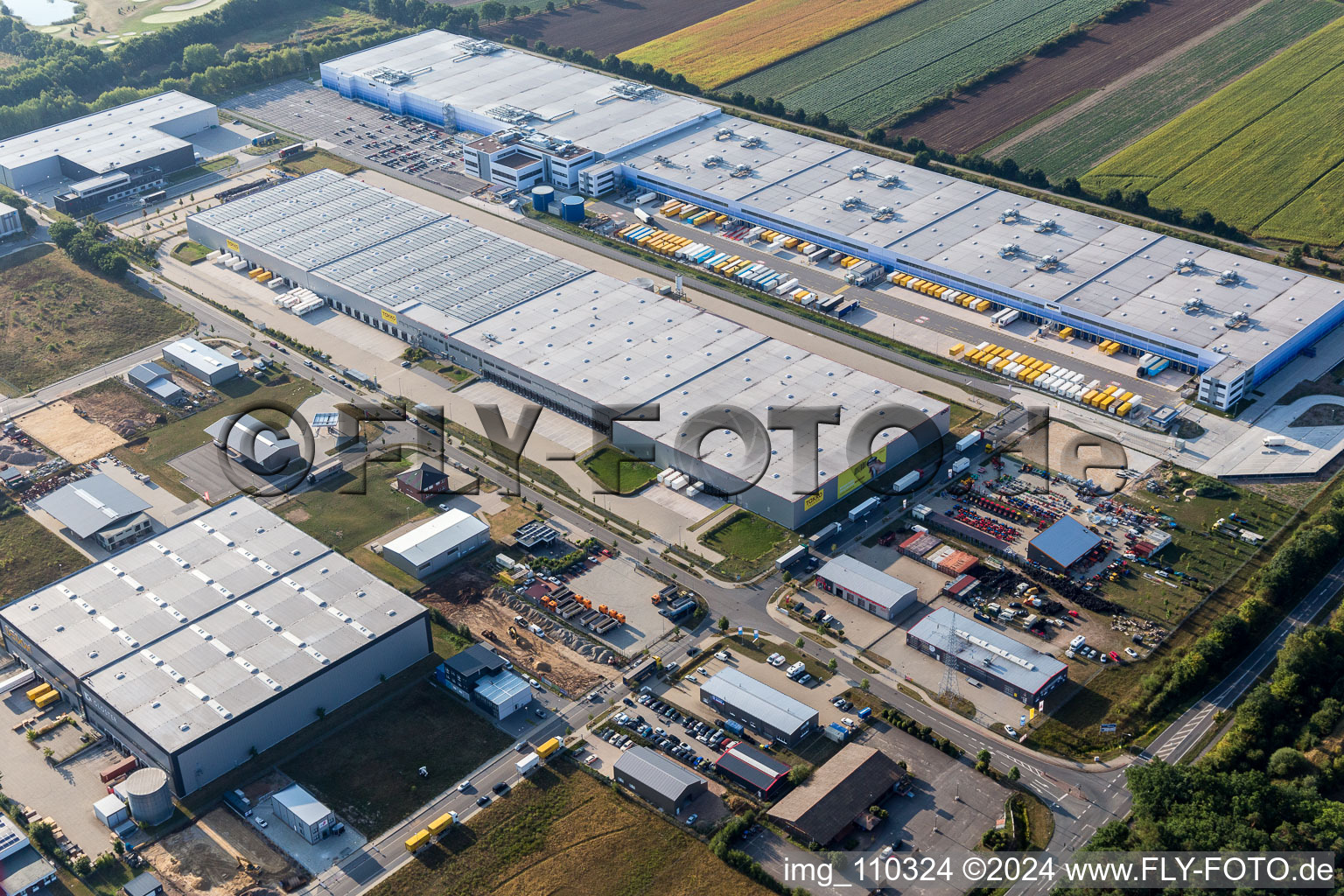 Luftaufnahme von Gebäudekomplex und Gelände des Logistikzentrums Amazon Logistik Winsen GmbH - HAM2 in Winsen (Luhe) im Bundesland Niedersachsen, Deutschland