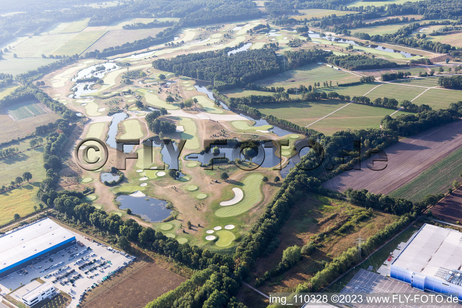 Gelände des Golfplatz Green Eagle Golf Courses in Winsen (Luhe) im Bundesland Niedersachsen, Deutschland