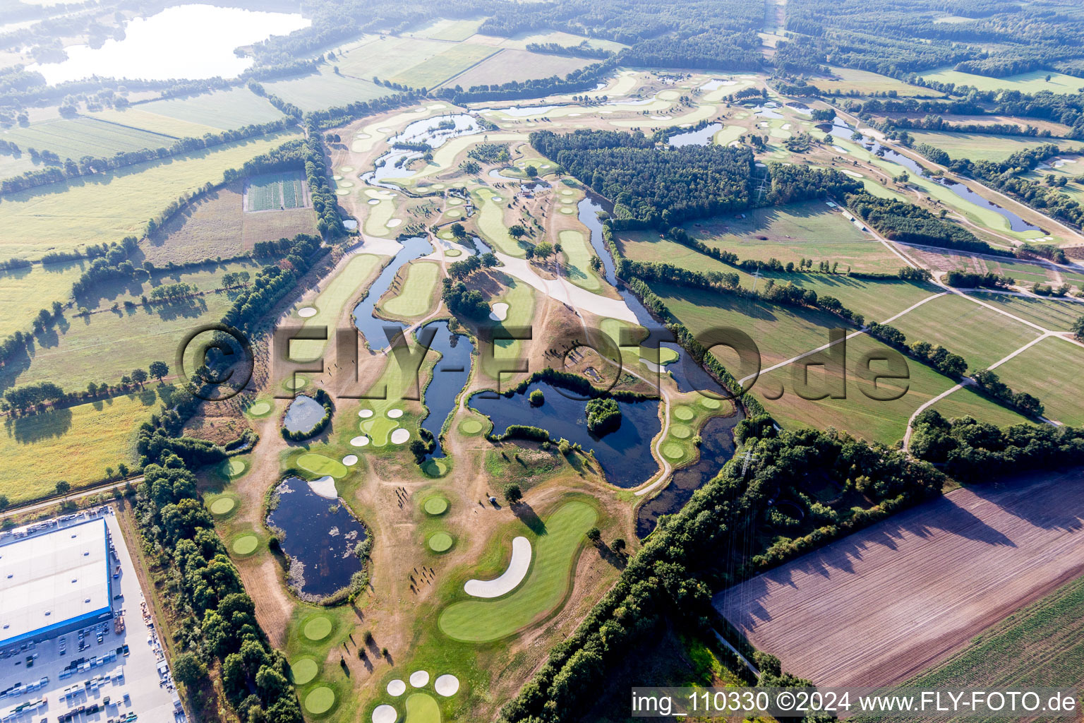 Luftaufnahme von Gelände des Golfplatz Green Eagle Golf Courses in Winsen (Luhe) im Bundesland Niedersachsen, Deutschland