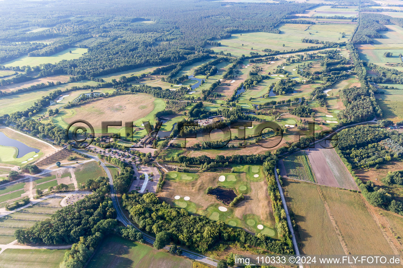 Gelände des Golfplatz Green Eagle Golf Courses in Winsen (Luhe) im Bundesland Niedersachsen, Deutschland von oben