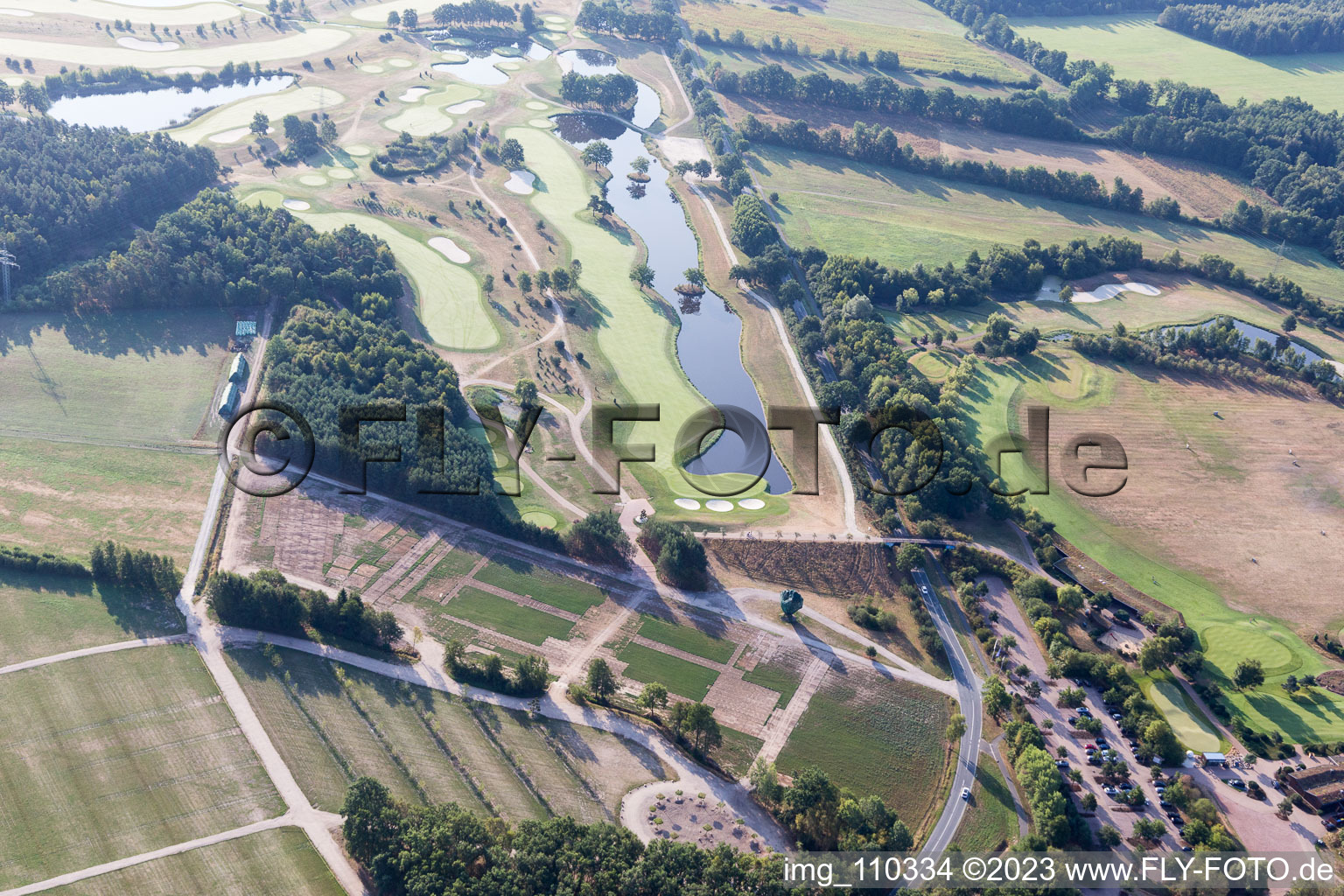 Gelände des Golfplatz Green Eagle Golf Courses in Winsen (Luhe) im Bundesland Niedersachsen, Deutschland aus der Luft
