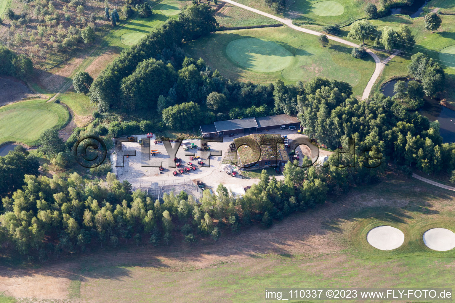 Gelände des Golfplatz Green Eagle Golf Courses in Winsen (Luhe) im Bundesland Niedersachsen, Deutschland vom Flugzeug aus