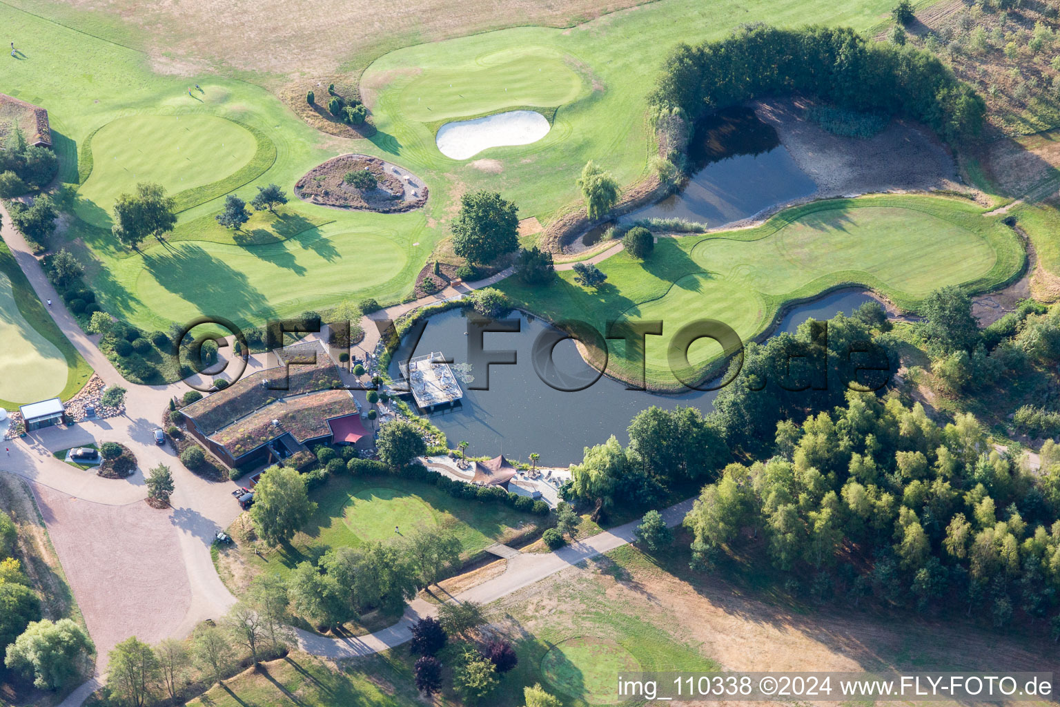 Gelände des Golfplatz Green Eagle Golf Courses in Winsen (Luhe) im Bundesland Niedersachsen, Deutschland aus der Vogelperspektive