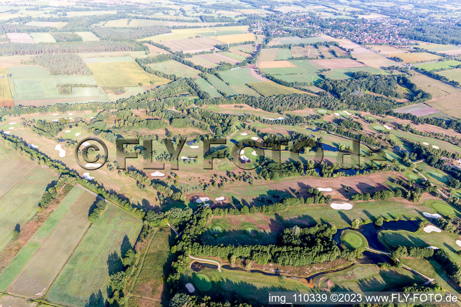 Gelände des Golfplatz Green Eagle Golf Courses in Winsen (Luhe) im Bundesland Niedersachsen, Deutschland aus der Luft betrachtet