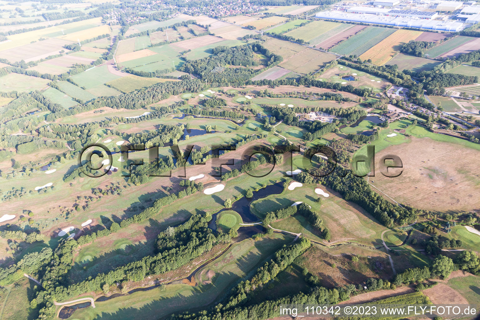 Gelände des Golfplatz Green Eagle Golf Courses in Winsen (Luhe) im Bundesland Niedersachsen, Deutschland aus der Drohnenperspektive