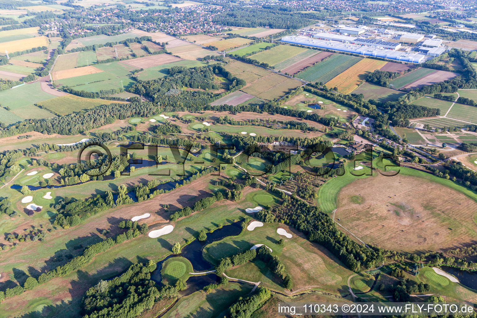 Gelände des Golfplatz Green Eagle Golf Courses in Winsen (Luhe) im Bundesland Niedersachsen, Deutschland von einer Drohne aus