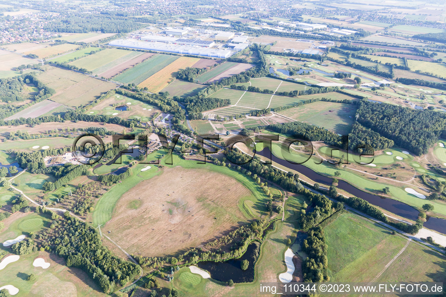 Gelände des Golfplatz Green Eagle Golf Courses in Winsen (Luhe) im Bundesland Niedersachsen, Deutschland von der Drohne aus gesehen